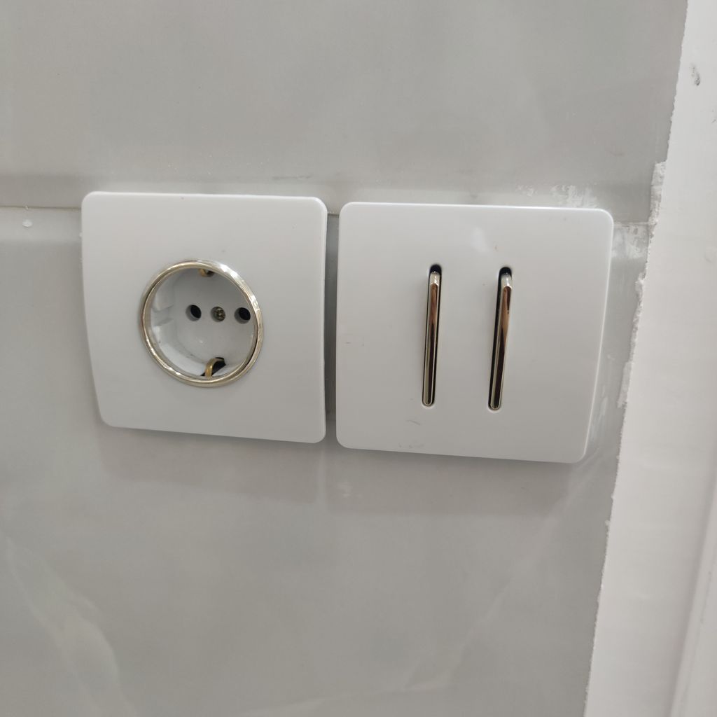 تصویر 3 از کلید دو پل آسیا الکتریک مدل کریستال در بسته بندی استاندارد