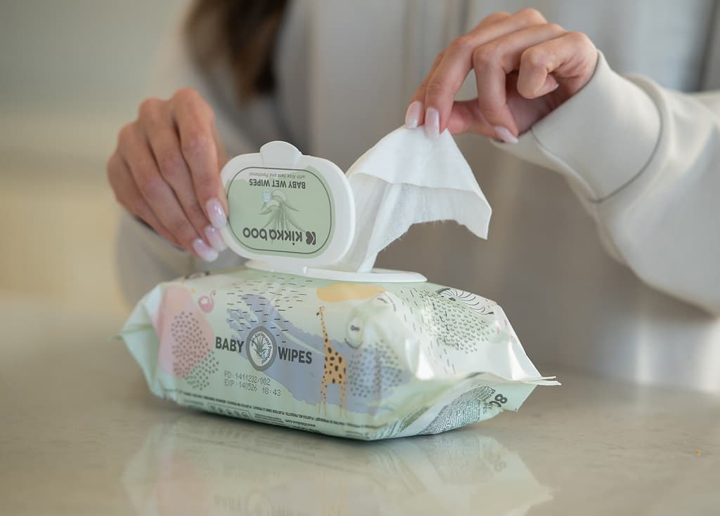 تصویر 1 از دستمال کاغذی مرطوب مناسب پاکسازی سریع پوست با بافت نرم و لطیف