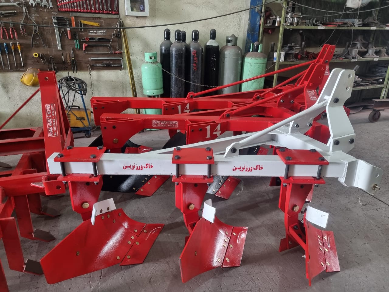 تصویر 1 از گاوآهن نیوهلند مدل جمع‌ و جور با مکانیزم تنظیم عمق مجزا