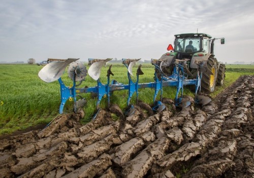 گاوآهن برگردان ابرهارد با ساختار مفصلی و تیغه‌ های چرخشی ویژه