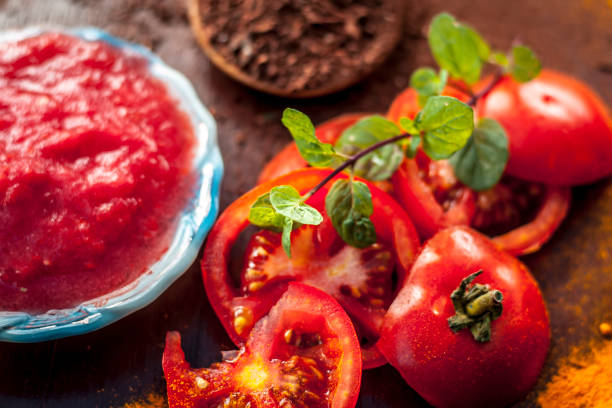 تصویر 2 از رب گوجه‌ فرنگی اعلا خانگی تهیه شده از گوجه های رسیده و قرمز