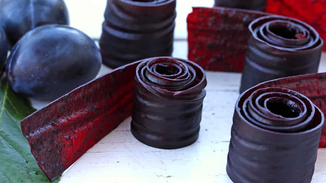 تصویر 2 از لواشک الو سیاه دست‌ ساز طعم‌ اور و خوشمزه