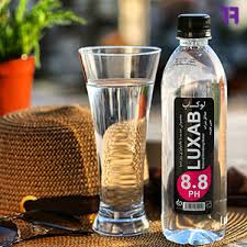 تصویر 1 از آب معدنی قلیایی لوکساب بسته‌ بندی خانوادگی مناسب آشامیدن روزانه