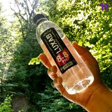 تصویر 3 از آب معدنی قلیایی لوکساب بسته‌ بندی خانوادگی مناسب آشامیدن روزانه