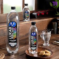 تصویر 4 از آب معدنی قلیایی لوکساب بسته‌ بندی خانوادگی مناسب آشامیدن روزانه