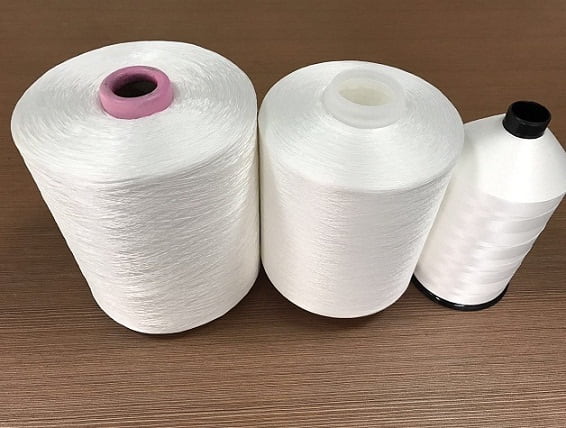 نخ پلی استر سفید با دوام بالا برای دوخت پارچه‌ های حساس