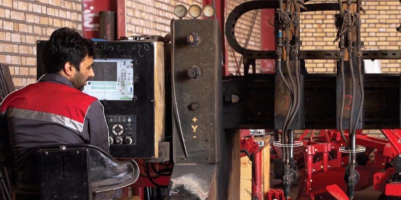 تصویر 1 از گاوآهن برگردان سام آرین طراحی مهندسی با تیغه‌ های منحنی چرخان