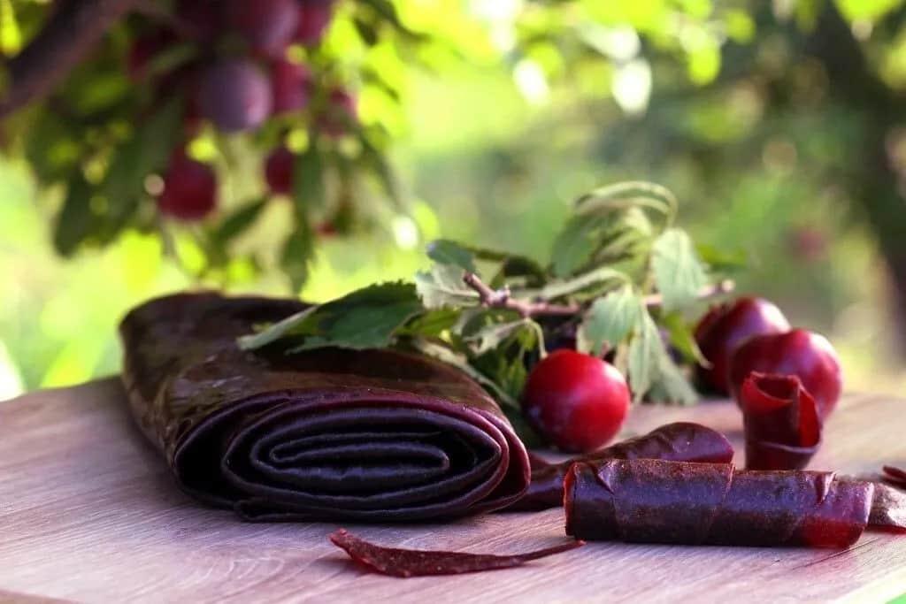 تصویر 2 از لواشک الو محلی ریزه با طعم طبیعی ورنگ کهربایی