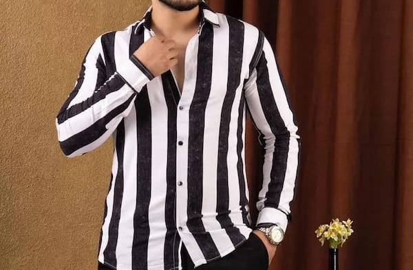 پیراهن مردانه راه راه سفید مشکی ساده و جذاب مناسب تیپ مینیمال