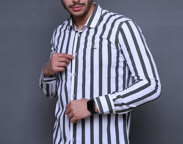 تصویر 1 از پیراهن مردانه راه راه سفید مشکی ساده و جذاب مناسب تیپ مینیمال