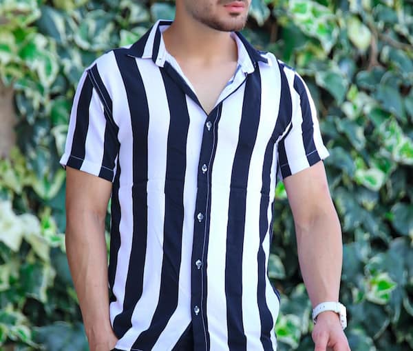 تصویر 2 از پیراهن مردانه راه راه سفید مشکی ساده و جذاب مناسب تیپ مینیمال