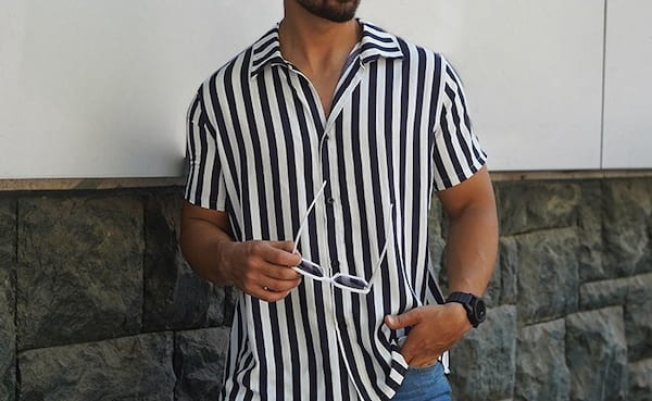 تصویر 4 از پیراهن مردانه راه راه سفید مشکی ساده و جذاب مناسب تیپ مینیمال