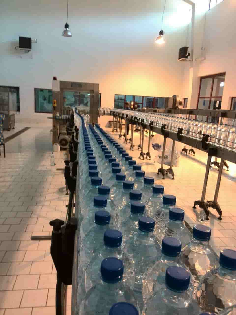 تصویر 2 از آب معدنی هورین با بطری جمع‌ و جور برای حمل آسان