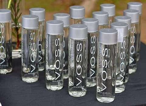 تصویر 3 از آب معدنی ووس مناسب استفاده در سفر ها و گردش‌ ها