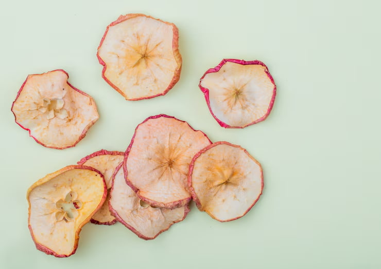 سیب خشک قرمز با پوست میان وعده ای سالم برای افزایش انرژی