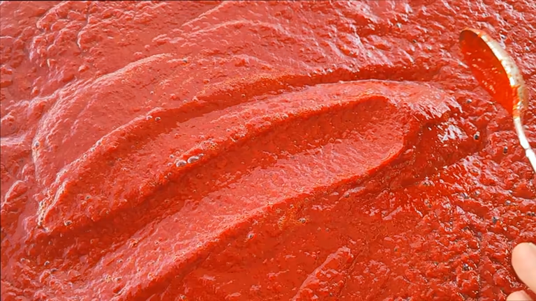 تصویر 1 از رب گوجه‌ یک و یک غلیظ و خالص با درصد بالای گوجه فرنگی