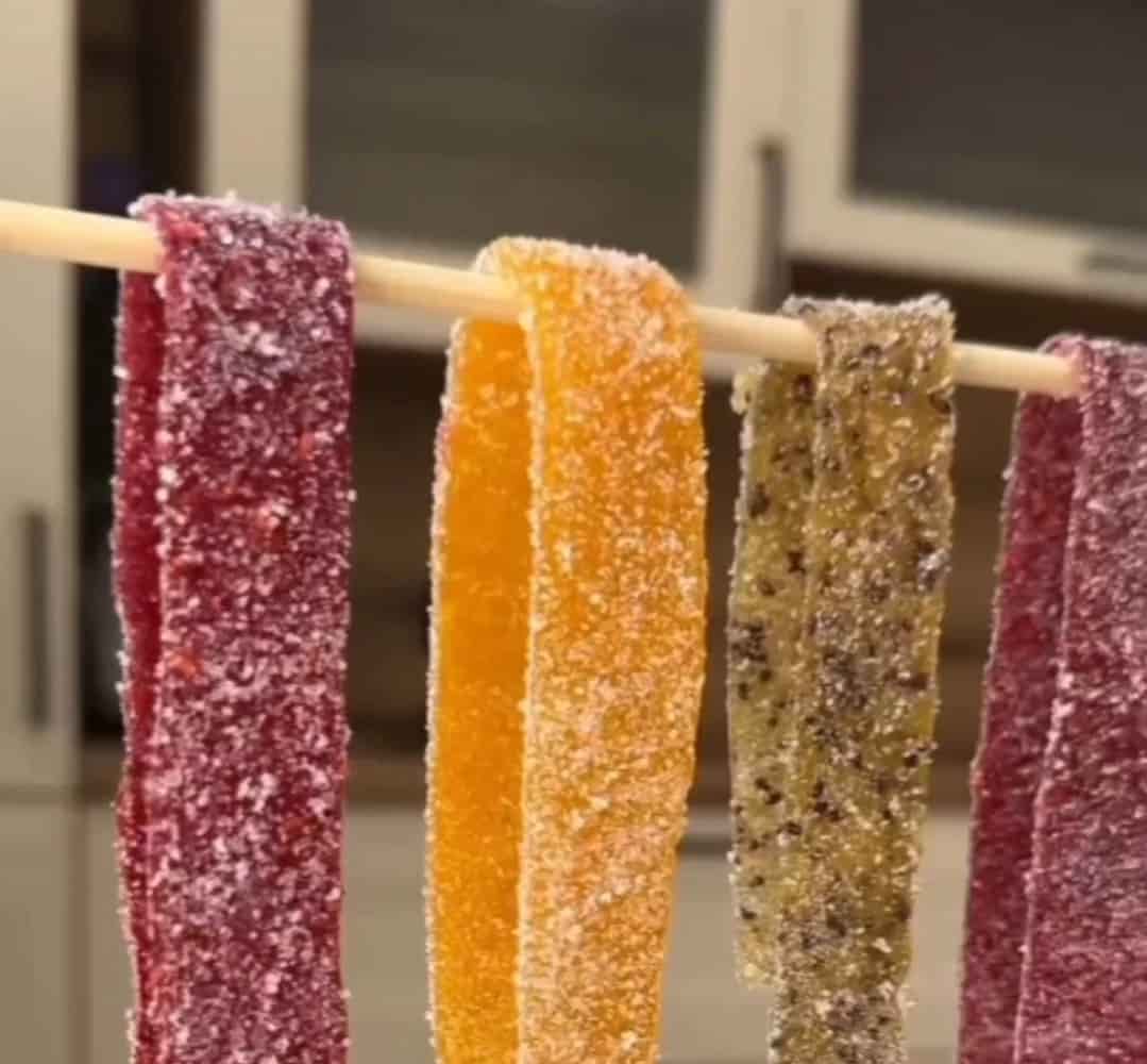 تصویر 1 از لواشک چوبی شکری تهیه شده از میوه های رسیده و طبیعی گزینه ای دلپذیر یرا علاقه مندان طعم سنتی