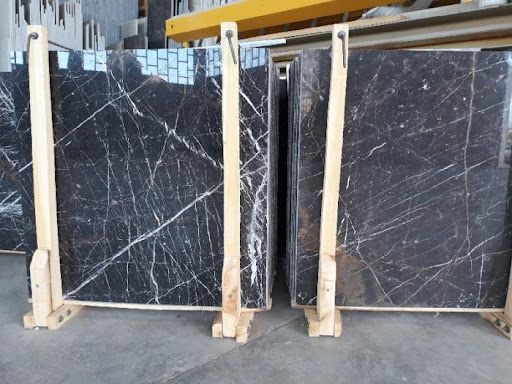 تصویر 1 از سنگ مرمریت مشکی کاشان ایده‌ آل برای پله‌ ها و مسیر های عبوری با دوام بالا