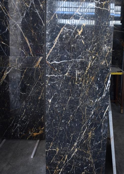 تصویر 2 از سنگ مرمریت مشکی کاشان ایده‌ آل برای پله‌ ها و مسیر های عبوری با دوام بالا