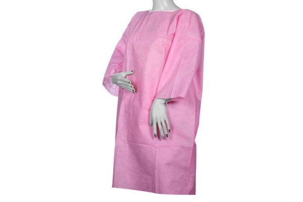 گان یکبار مصرف صورتی جلوه لطیف و کاربردی برای محیط های درمانی