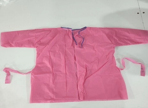 تصویر 3 از گان یکبار مصرف صورتی جلوه لطیف و کاربردی برای محیط های درمانی