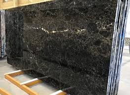 سنگ مرمریت گلدن گلکسی با جلوه شفاف و دانه‌ های طلایی