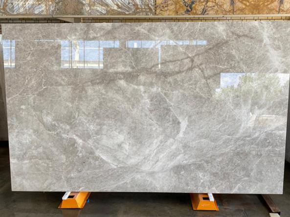 سنگ مرمریت طوسی نی ریز با بافت هموار و رنگ یکنواخت مناسب کف داخلی