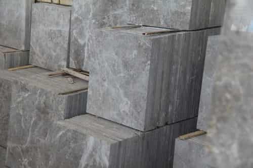 تصویر 1 از سنگ مرمریت طوسی نی ریز با بافت هموار و رنگ یکنواخت مناسب کف داخلی