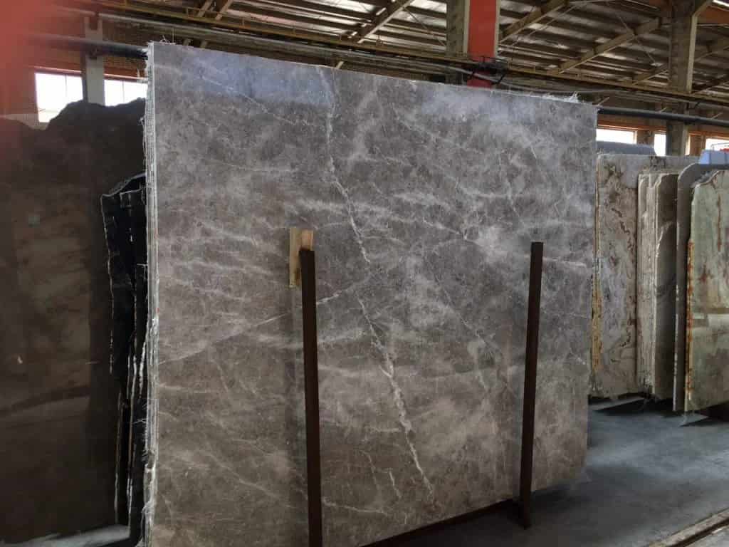 تصویر 2 از سنگ مرمریت طوسی نی ریز با بافت هموار و رنگ یکنواخت مناسب کف داخلی