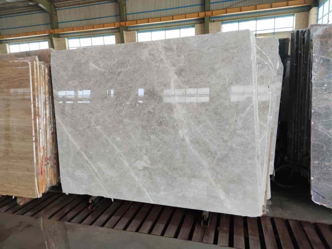 تصویر 3 از سنگ مرمریت طوسی نی ریز با بافت هموار و رنگ یکنواخت مناسب کف داخلی