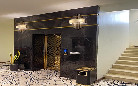 تصویر 4 از سنگ مرمریت گلدن گلکسی با جلوه شفاف و دانه‌ های طلایی