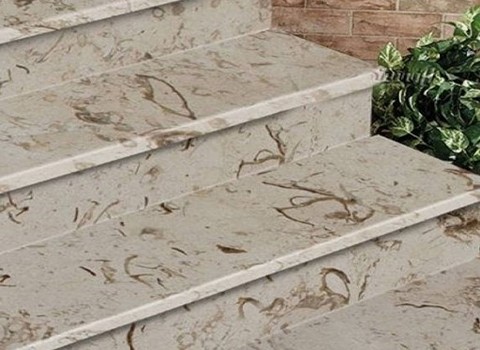 سنگ مرمریت پله پر طاووسی با بافت برجسته و رنگ چشم‌ نواز ویژه راه‌ پله‌