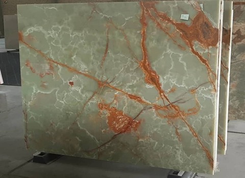 سنگ مرمریت انارک با بافت طبیعی موج‌ دار مناسب ورودی‌