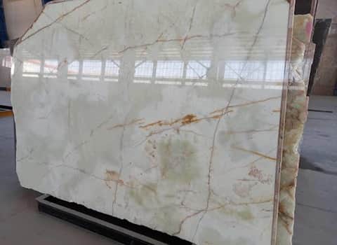 تصویر 2 از سنگ مرمریت انارک با بافت طبیعی موج‌ دار مناسب ورودی‌