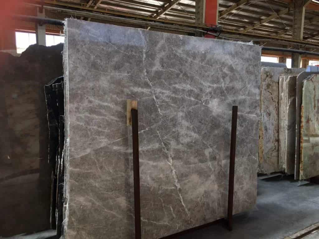 تصویر 4 از سنگ مرمریت انارک با بافت طبیعی موج‌ دار مناسب ورودی‌