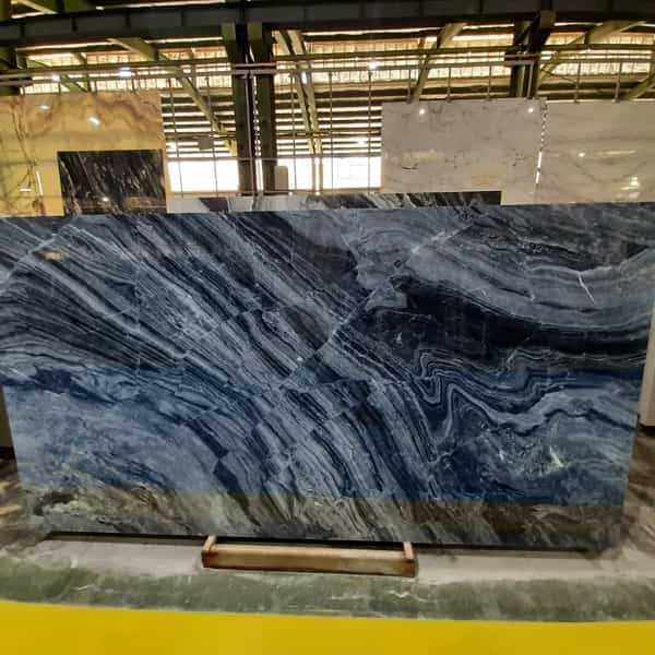 تصویر 2 از سنگ مرمریت بیانکو با رگه‌ های ظریف طبیعی و سطوح صیقلی