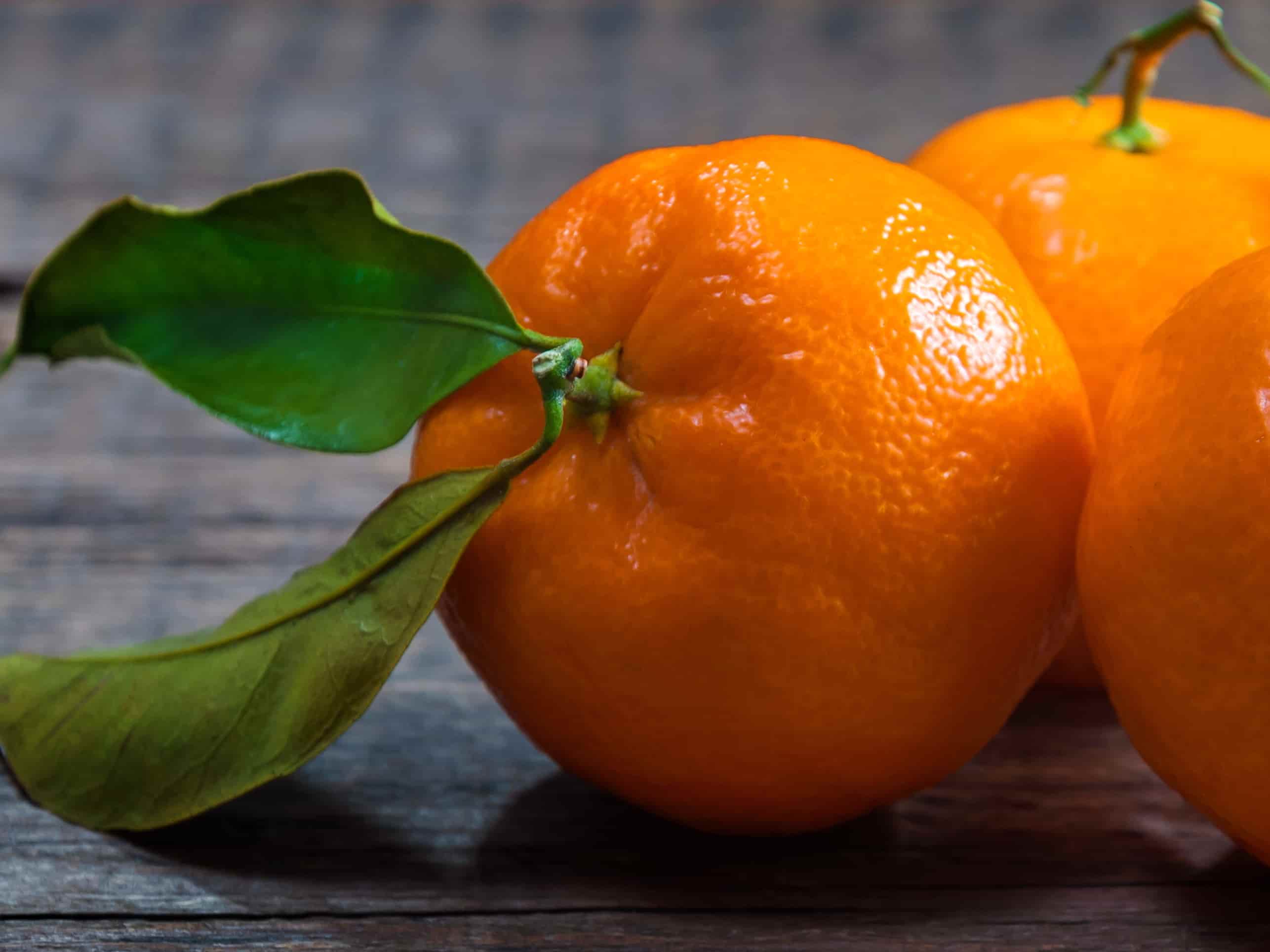 تصویر 1 از نارنگی رسیده عمده بسته‌ ای کامل از میوه‌ های تازه و رسیده