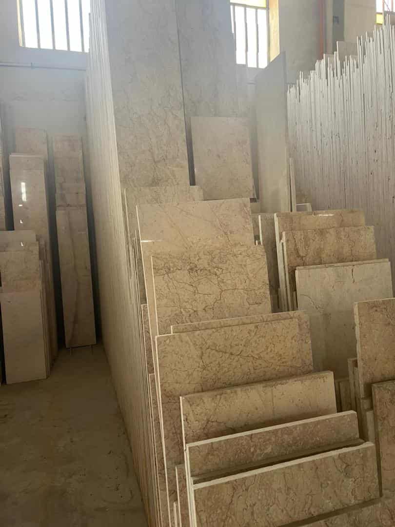 تصویر 2 از سنگ مرمریت سیمکان با ابعاد استاندارد ویژه پانل‌ ها و طراحی مدرن داخلی