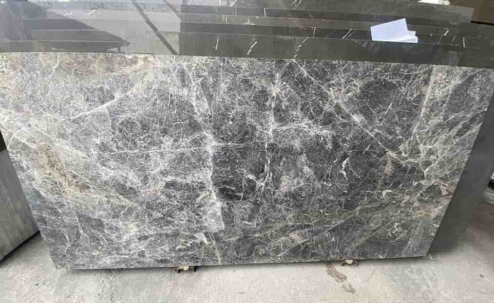 تصویر 4 از سنگ مرمریت فونیکس با رنگ‌ بندی ملایم قابل استفاده در جزئیات دکوراتیو