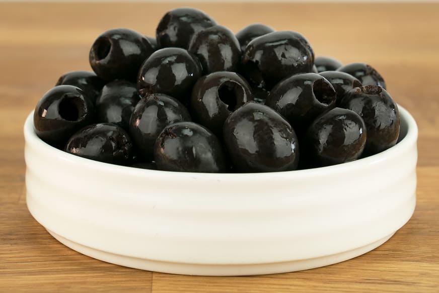 تصویر 4 از زيتون شور سياه سنتي با طعم اصيل و کيفيت بالا