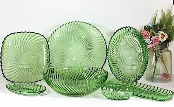 بشقاب بلور سبز مناسب جهیزیه و چیدمان آشپزخانه مدرن