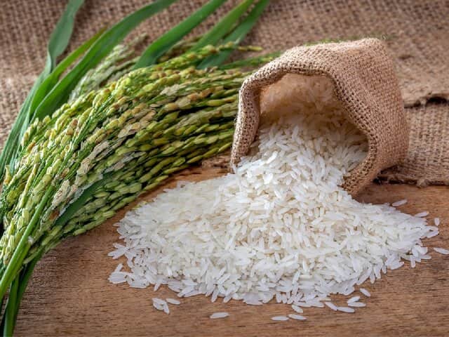 تصویر 2 از برنج ایرانی هاشمی با عطر قوی و دانه های یکدست مناسب پلوی ساده و مجالس رسمی