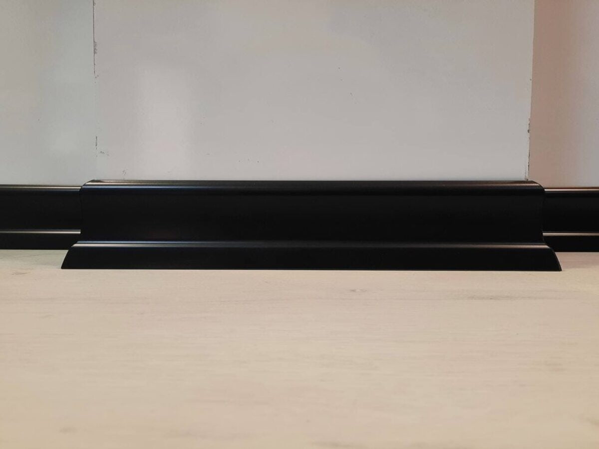 کاشی قرنیز مشکی طراحی مینیمال برای دکوراسیون داخلی