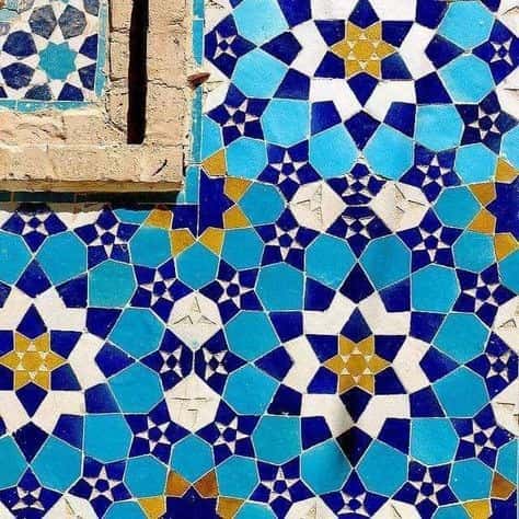 کاشی قرنیز سنتی با رنگ‌ بندی متناسب با سبک‌ های تاریخی