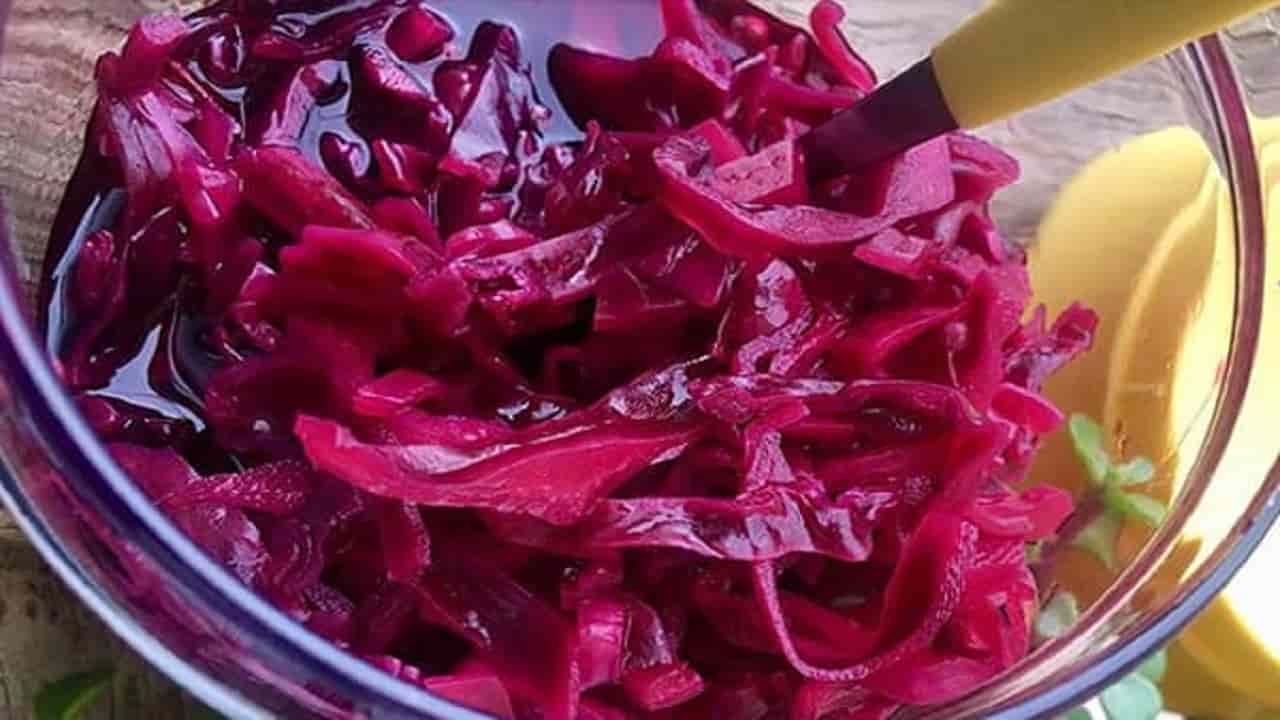 تصویر 1 از ترشی کلم قرمز تهیه شده با سبزیجات تازه محلی با مزه ای دلنشین