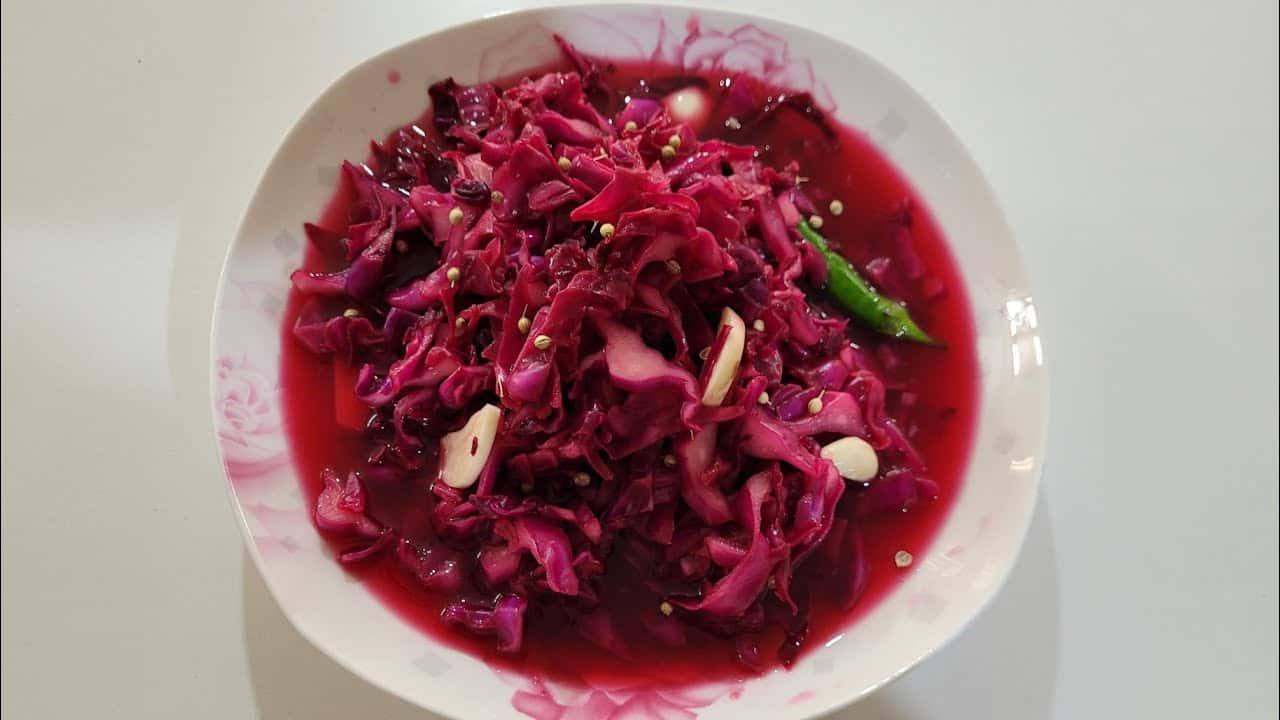 ترشی کلم قرمز تهیه شده با سبزیجات تازه محلی با مزه ای دلنشین