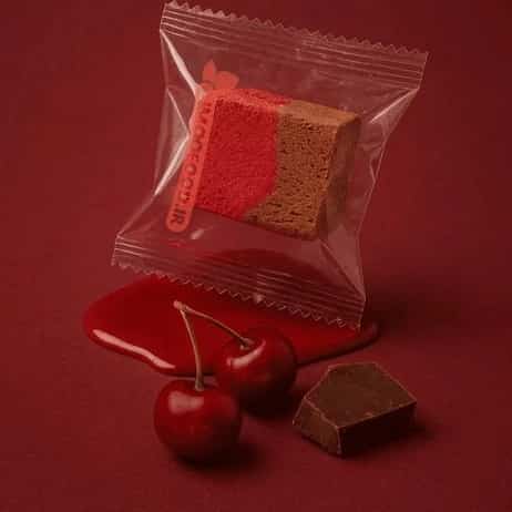 بستنی خشک آلبالو شکلات با ترکیب طعم میوه‌ ای و کاکائویی