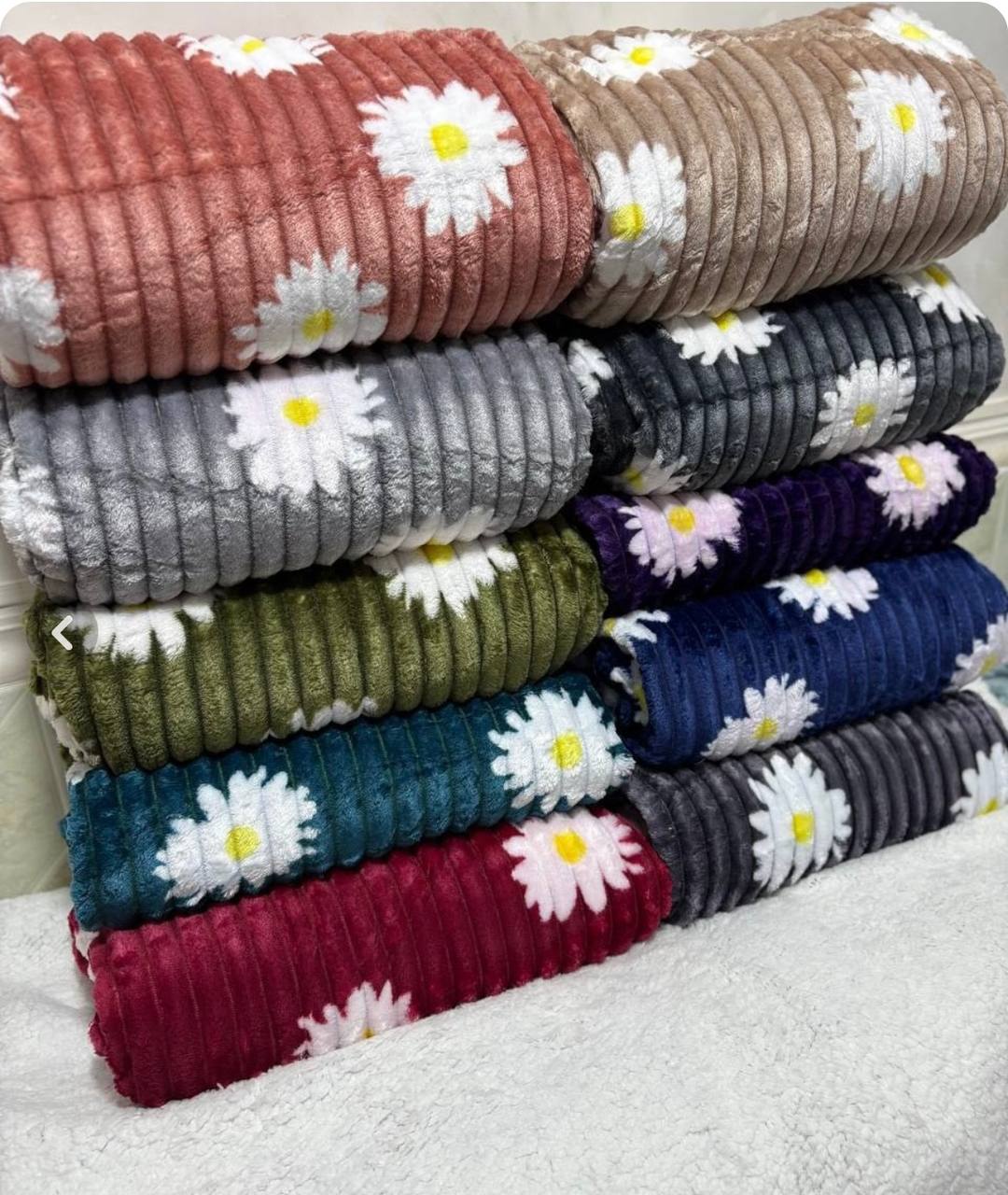 قیمت عمده و فروش ویژه پتو پلیسه ای طرح بابونه