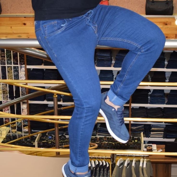 تصویر 2 از شلوار جین آبی مناسب ترکیب با کفش اسپرت و صندل