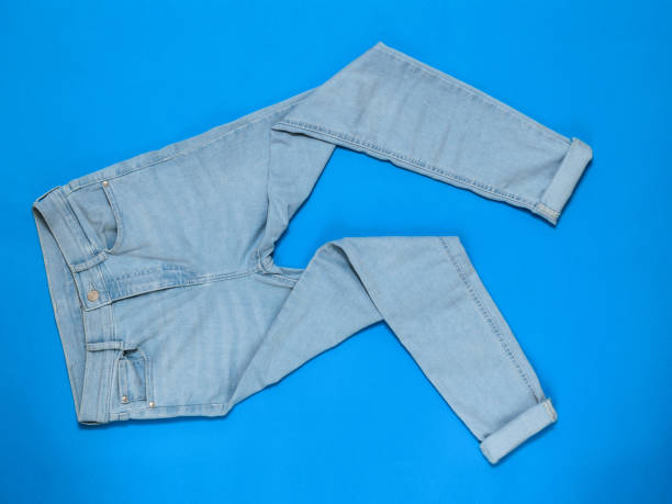 تصویر 5 از شلوار جین آبی روشن مناسب ترکیب با بلوز بلند